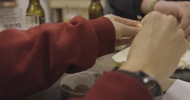 Крупный План Ручной Кладки Сыра Хлеб Завтрак Дома — стоковое видео