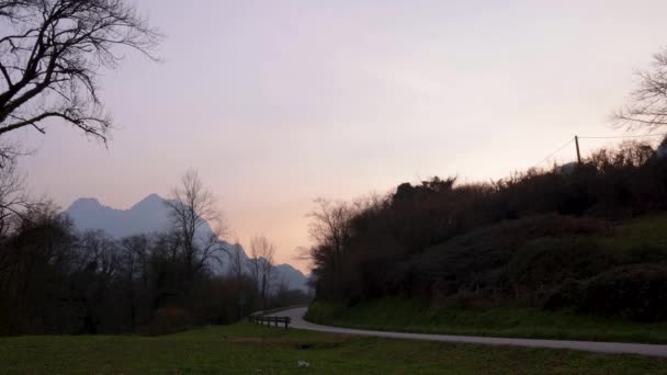 Timelapse Carretera Con Coches Paso Atardecer Con Montañas Fondo Asturias — Vídeos de Stock