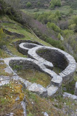 İspanya 'nın Asturias kasabasındaki Chano köyünde tarihi Kelt köyü arkeolojik yerleşim yeri..