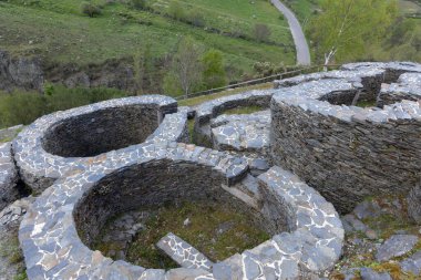 İspanya 'nın Asturias kasabasındaki Chano köyünde tarihi Kelt köyü arkeolojik yerleşim yeri..