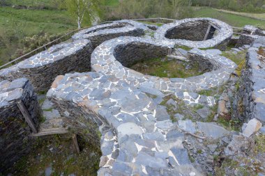 İspanya 'nın Asturias kasabasındaki Chano köyünde tarihi Kelt köyü arkeolojik yerleşim yeri..