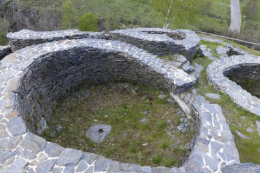 İspanya 'nın Asturias kasabasındaki Chano köyünde tarihi Kelt köyü arkeolojik yerleşim yeri..