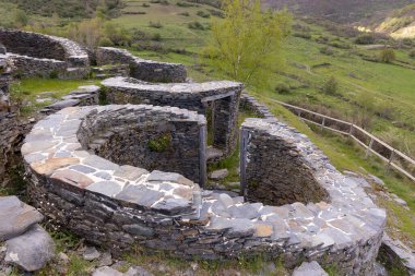 İspanya 'nın Asturias kasabasındaki Chano köyünde tarihi Kelt köyü arkeolojik yerleşim yeri..