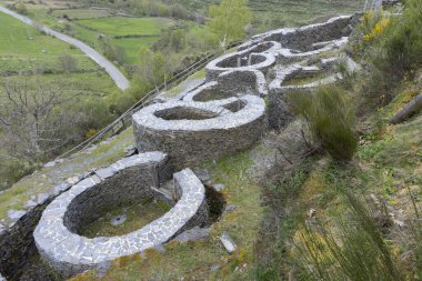 İspanya 'nın Asturias kasabasındaki Chano köyünde tarihi Kelt köyü arkeolojik yerleşim yeri..