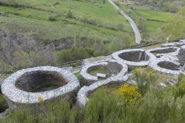 İspanya 'nın Asturias kasabasındaki Chano köyünde tarihi Kelt köyü arkeolojik yerleşim yeri..