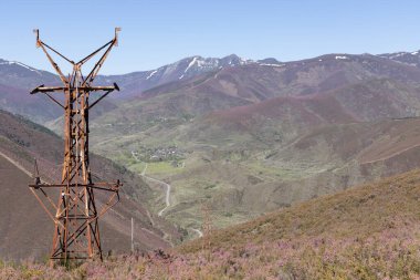 İspanya 'nın Asturias bölgesindeki terk edilmiş metal kule yapısı güneşli bir günde