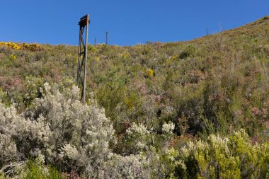 İspanya 'nın Asturias bölgesindeki terk edilmiş metal kule yapısı güneşli bir günde