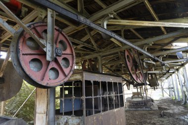 İspanya 'nın Tormaleo Asturias eyaletinde kirişleri olan sanayi kömür madenciliği fabrikasında çelik çarklar..