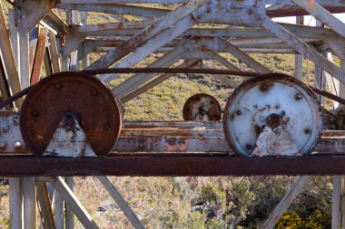 Çelik yapıdaki metal tekerlek paslanmış ve terk edilmiş..