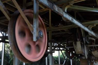 Endüstriyel metal tekerlek paslanmış metalik ekipman madencilik endüstrisi makinelerinin bir parçası.