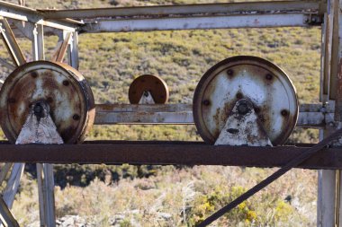 Çelik yapıdaki metal tekerlek paslanmış ve terk edilmiş..