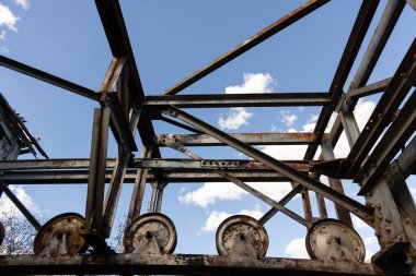 Terk edilmiş antik binadaki endüstriyel kömür madenciliğinden paslı demir tekerlek..
