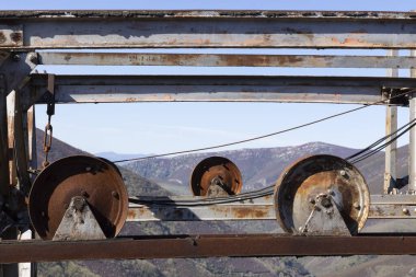 Terk edilmiş endüstriyel metal paslı tekerlek kablo kömür madenciliği için.