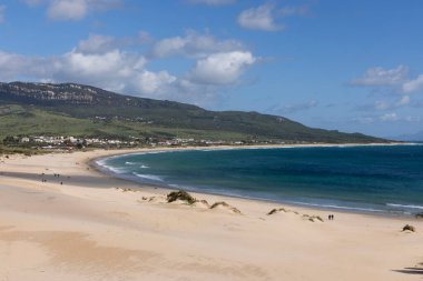 İspanya 'da Punta Paloma' da deniz ve plajlı okyanus manzarası bulutlu güneşli bir günde.