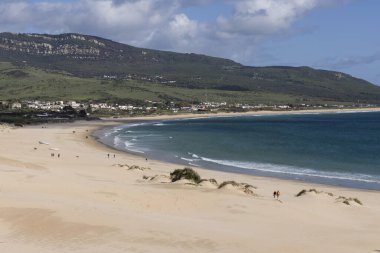 İspanya 'da Punta Paloma' da deniz ve plajlı okyanus manzarası bulutlu güneşli bir günde.