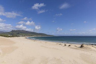İspanya 'da Punta Paloma' da deniz ve plajlı okyanus manzarası bulutlu güneşli bir günde.