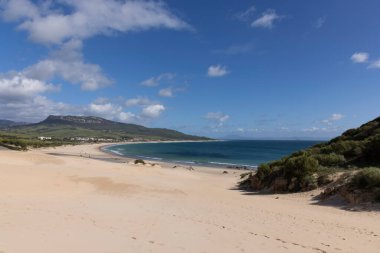 İspanya 'da Punta Paloma' da deniz ve plajlı okyanus manzarası bulutlu güneşli bir günde.