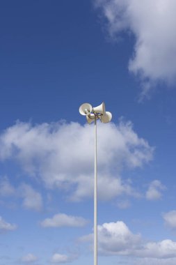 Güneşli bir günde kumsal megafonu hoparlörü açık mavi gökyüzü ve bulutlar.