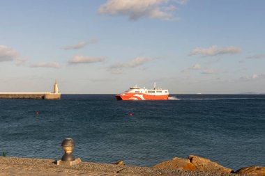 Tarifa Limanı 'ndaki Cebelitarık Boğazı' ndan geçen feribot. Güneşli bir günde bulutlar ve mavi gökyüzü ile birlikte İsa 'nın kutsal kalbinin yanında..