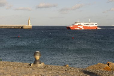 Okyanus suyunda tekne Fas 'tan İspanya' ya Cebelitarık Boğazı 'nı geçiyor açık güneşli bir günde mavi gökyüzü ve berrak suyla İsa' nın heykelinin yanına..