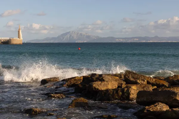 Tarifa Limanı 'ndaki İsa heykeli Cebelitarık Boğazı' nda bulutlu bulutlu, güneşli bir günde Fas manzaralı..