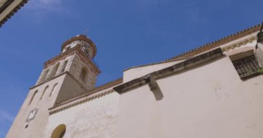 Sanlucar de Barrameda, İspanya, 16 Mayıs 2024: Güneşli bir günde evleri ve trafiği olan eski bir kasabada şehir manzarası