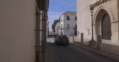 Sanlucar de Barrameda, İspanya, 16 Mayıs 2024: Güneşli bir günde evleri ve trafiği olan eski bir kasabada şehir manzarası