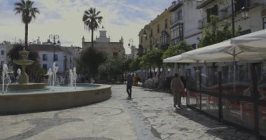 Sanlucar de Barrameda, İspanya, 16 Mayıs 2024: Güneşli bir günde evleri ve trafiği olan eski bir kasabada şehir manzarası