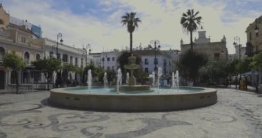 Sanlucar de Barrameda, İspanya, 16 Mayıs 2024: Güneşli bir günde evleri ve trafiği olan eski bir kasabada şehir manzarası