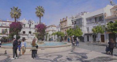 Sanlucar de Barrameda, İspanya, 16 Mayıs 2024: Güneşli bir günde evleri ve trafiği olan eski bir kasabada şehir manzarası