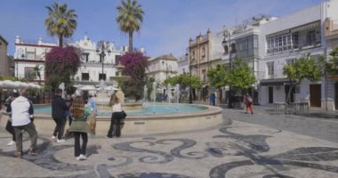 Sanlucar de Barrameda, İspanya, 16 Mayıs 2024: Güneşli bir günde evleri ve trafiği olan eski bir kasabada şehir manzarası