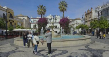 Sanlucar de Barrameda, İspanya, 16 Mayıs 2024: Güneşli bir günde evleri ve trafiği olan eski bir kasabada şehir manzarası