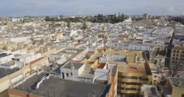 Sanlcar de Barrameda 'nın panoramik şehir manzarası. Çatıları ve caddeleri tavanın sağından görünüyor..