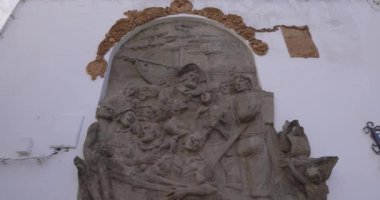 Juan Sebastin Elcano ve Macellan kazazedeleri, Barrameda Sanlcar 'da cephe inşaatı üzerine bir anıt inşa ettiler..