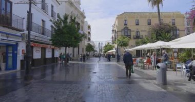 Sanlucar de Barrameda, İspanya, 16 Mayıs 2024: Güneşli bir günde evleri ve trafiği olan eski bir kasabada şehir manzarası