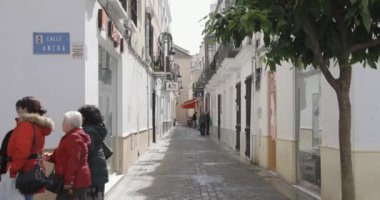 Sanlucar de Barrameda, İspanya, 16 Mayıs 2024: Güneşli bir günde evleri ve trafiği olan eski bir kasabada şehir manzarası