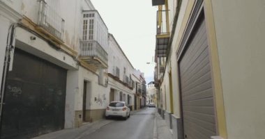 Sanlucar de Barrameda, İspanya, 16 Mayıs 2024: Güneşli bir günde evleri ve trafiği olan eski bir kasabada şehir manzarası