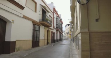 Sanlucar de Barrameda, İspanya, 16 Mayıs 2024: Güneşli bir günde evleri ve trafiği olan eski bir kasabada şehir manzarası