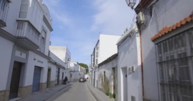 Sanlucar de Barrameda, İspanya, 16 Mayıs 2024: Güneşli bir günde evleri ve trafiği olan eski bir kasabada şehir manzarası