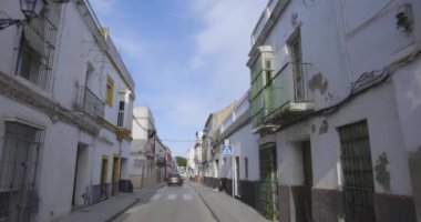 Sanlucar de Barrameda, İspanya, 16 Mayıs 2024: Güneşli bir günde evleri ve trafiği olan eski bir kasabada şehir manzarası