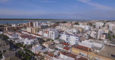 Sanlucar de Barrameda panoramik şehir manzarası, yukarıdan okyanus ve plaj manzaralı, güneşli bir yaz gününde arka planda.