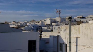 Vejer de la Frontera şehrinin beyaz çatılı mimarisi açık güneşli bir yaz gününde mavi gökyüzü