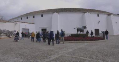 Ronda, İspanya, 19 Mayıs 2024: Plaza de Toros Meydanı Boğa Dövüş Arenası 'nın yanında yürüyen insanlar