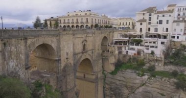 Ronda, İspanya, 19 Mayıs 2024: Plaza Espana 'da Puente Nuevo Köprüsü
