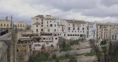 Ronda, İspanya, 19 Mayıs 2024: Plaza Espana panoramik manzaralı Puente Nuevo evleri