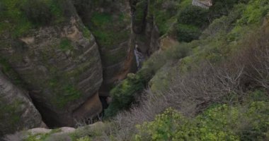 Taştan kayalıklardaki eski kasabadaki Ronda evleri bulutlu bir günde yükselir.