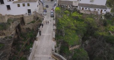 Ronda, İspanya, 19 Mayıs 2024: Puente Viejo evlerinin panoramik manzarası, insanların ve beyaz evlerin bakış açısı yükseliyor