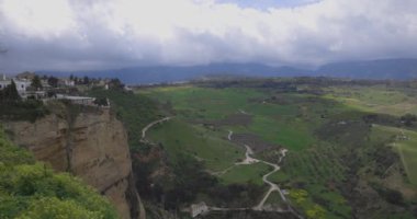 Ronda, İspanya, 19 Mayıs 2024: Ronda çayırları panoramik manzara ilkbahar mevsiminde yeşil alanlar