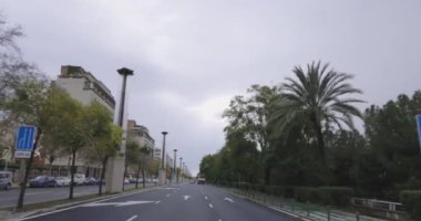 Seville, İspanya, 19 Mayıs 2024: Kalabalık ana yol manzaralı araçlar sokak trafiğinde araçlar