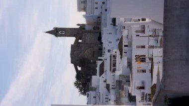 Vejer de la Frontera İspanyol kasaba binaları ve mavi gökyüzü dikey zaman çizelgesi